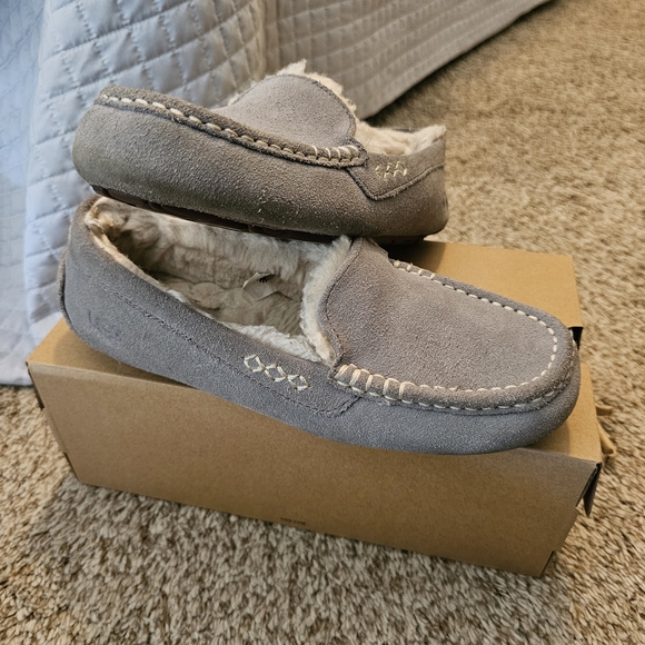 UGG Gray Suede Moccasin Slippers - Womens Size 8 - Picture 6 of 9